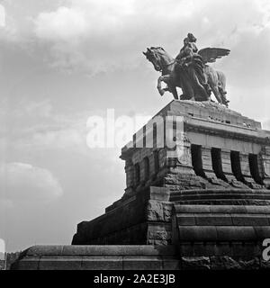 Das Kaiser Wilhelm Denkmal am Deutschen Eck di Coblenza, Deutschland 1930er Jahre. Un monumento di imperatore Wilhelm al Deutsches Eck a Koblenz, Germania 1930s. Foto Stock