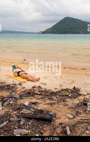Donna sulla spiaggia disseminate in Cambogia Foto Stock