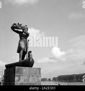 Hagen von Tronje versenkt den Nibelungenschatz im Rhein bei vermi, Bronzeplastik von Johannes Hirt, Deutschland 1930er Jahre. Dalla saga Nibelung: Hagen gettando il Rhinegold nel fiume a Worms, Germania 1930s. Scultura in bronzo di Johannes Hirt. Foto Stock