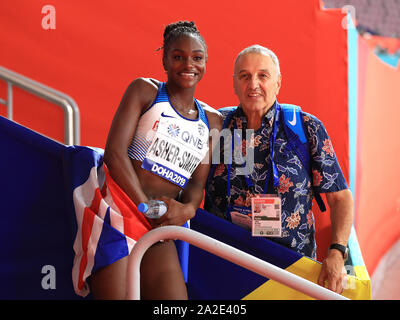 La Gran Bretagna di Dina Asher-Smith con il suo coach John Blackie dopo la vittoria delle donne 200m finale durante il giorno sei della IAAF Campionati del Mondo Al Khalifa International Stadium, Doha, Qatar. Foto Stock