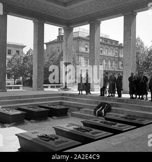 Die Ehrenhalle mit Blick auf das Braune Haus an der Brienner Straße in München, Deutschland 1930er Jahre. Memoriale nazista con vista al Braunes Haus a Monaco di Baviera, Germania 1930s. Foto Stock