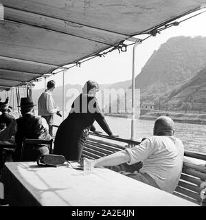 Mit der weißen Flotte der Köln Düsseldorfer unterwegs auf dem Rhein bei Koblenz, Deutschland 1930er Jahre. Con il Koeln Duesseldorfer flotta bianco sul fiume Reno nei pressi di Coblenza, Germania 1930s. Foto Stock