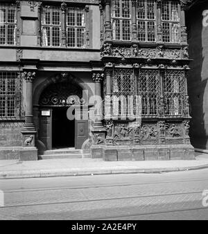 Erdgeschoß, Eingangsbereich und erster Stock am Leibnizhaus in Hannover, Deutschland 1930er Jahre. Piano terra, ingresso e al primo piano dell'Leibnihaus ad Hannover, Germania 1930s. Foto Stock