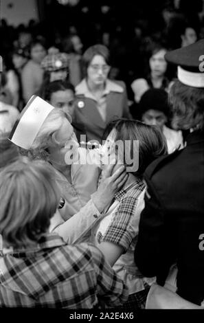 Anni Settanta pop concert UK St Johns Ambulance personale medico infermiere dando il primo soccorso guardare dopo un fan di adolescenti affetti da adolescente emotivo entusiasmo a Bay City rullo ventole gruppo pop Hammersmith Odeon, West London 1975. 70s Inghilterra HOMER SYKES Foto Stock