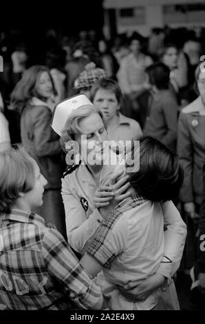 1970 pop concerto Gran Bretagna St Johns Ambulance medico personale infermiera dare primo soccorso, cura di un adolescente tifosi che soffrono di emotiva eccitazione adolescente a Bay City Roller tifosi pop gruppo Hammersmith Odeon, West Londra 1975. 70 Inghilterra HOMER SYKES Foto Stock