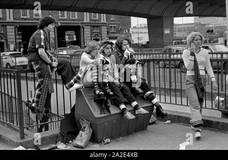 1970S UK ragazza adolescente di Bay City fan del rullo. Boy band gruppo pop lasciare pop concert a Hammersmith Odeon, West London 1975. Le ragazze sono indossando la città della baia rullo moda tartan 70s HOMER SYKES Foto Stock