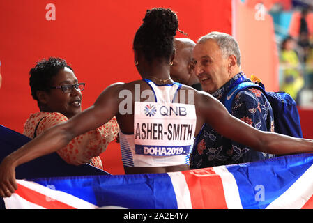 La Gran Bretagna di Dina Asher-Smith con il suo coach John Blackie (destra) e mamma Julie Asher-Smith (sinistra) dopo la vittoria delle donne 200m finale durante il giorno sei della IAAF Campionati del Mondo Al Khalifa International Stadium, Doha, Qatar. Foto Stock