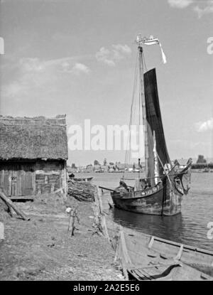 Ein Fischerboot legt in Gilge Memeldelta im un, Ostpreußen, 1930er Jahre. Una barca da pesca di fermarsi presso Gilge nel Memel delta, Prussia orientale, 1930s. Foto Stock