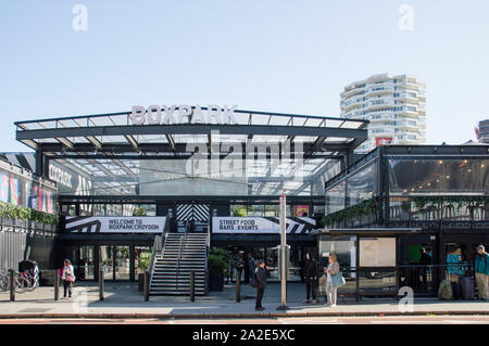 Boxpark Croydon pop-up cibo, bevande e intrattenimento spedizione container stack up Mall concetto a Croydon Foto Stock