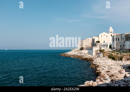 Vista di Vieste, un villaggio in Puglia, Italia Foto Stock