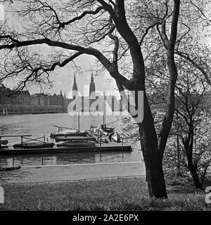 Blick auf die Alster und das Rathaus in Amburgo, Deutschland 1930er Jahre. Vista dell'Alster e l'ciyt hall a Amburgo, Germania 1930s. Foto Stock