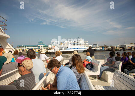 Cape May, New Jersey - 28 Settembre 2019 : Escursioni in barca di crociera passando il Cape May - Lewes Ferry Terminal lungo la baia del Delaware. Foto Stock