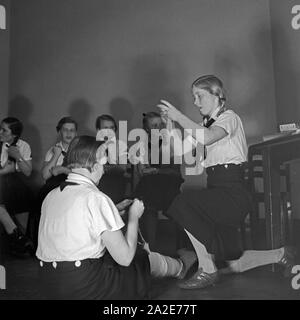 Il BdM Mädchen bei einer Erste Hilfe Ausbildung, Deutschland 1930er Jahre. Il BdM ragazze a una formazione di primo soccorso, Germania 1930s. Foto Stock