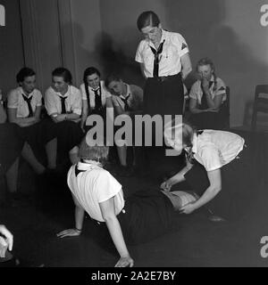 Il BdM Mädchen bei einer Erste Hilfe Ausbildung, Deutschland 1930er Jahre. Il BdM ragazze a una formazione di primo soccorso, Germania 1930s. Foto Stock