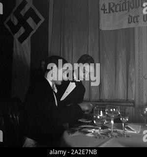 Ein Lehrjunge in einem Ristorante bei der Prüfung im Rahmen des Reichsberufswettkampfs 1937, Deutschland 1930er Jahre. Un partecipante di un ristorante è esaminata al concorso Reichsberufswettkampf 1937, Germania 1930s. Foto Stock