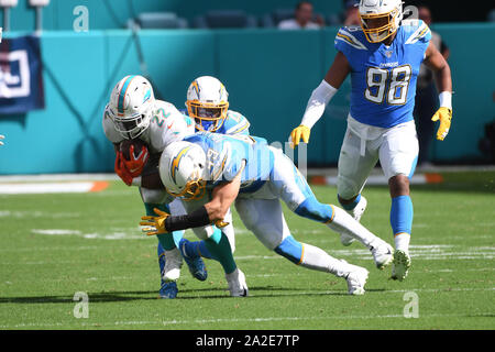 Settembre 29, 2019: Drue tranquilla #49 del Los Angeles Chargers affronta Mark Walton #22 di Miami durante la NFL partita di calcio tra i delfini di Miami e Los Angeles Chargers al Hard Rock Stadium di Miami FL. Il caricabatterie ha sconfitto i delfini 30-10. Foto Stock
