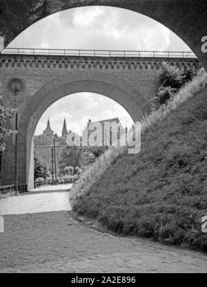 Durchblick unter einer Brücke auf das Schloss in Allenstein, Ostpreußen 1930er Jahre. Il castello di Allenstein, Prussia orientale, visto da sotto un ponte, 1930s. Foto Stock