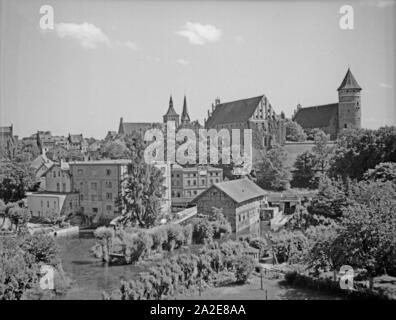 Blick auf die Altstadt, Das Schloss, die katholische Kirche und den Fluß Alle in Allenstein, Ostpreußen 1930er Jahre.Vista della città vecchia, il castello, la Chiesa Cattolica e il fiume alle a Allenstein, Prussia orientale, 1930s. Foto Stock