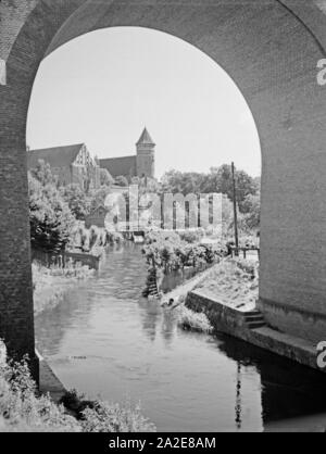 Durchblick auf den Fluß Alle und das Schloss in Allenstein, Ostpreußen 1930er Jahre. Vista del fiume Alle e il castello di Allenstein, Prussia orientale, 1930s. Foto Stock