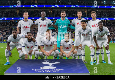 Londra, Regno Unito. 01 ott 2019. Sprona pre corrisponde una foto del team (bancata posteriore l-r) Toby Alderweireld, Moussa Sissoko, portiere Hugo Lloris, Jan Vertonghen e dele Alli (fila anteriore l-r) Serge Aurier, Danny Rose, Harry Kane, Harry Winks, figlio Heung-Min & Tanguy NDombele prima della UEFA Champions League match di gruppo tra Tottenham Hotspur e Bayern Monaco allo Stadio di Wembley a Londra, Inghilterra il 1 ottobre 2019. Foto di Andy Rowland. Credito: prime immagini multimediali/Alamy Live News Foto Stock