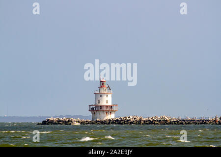 Cape May, New Jersey - 28 Settembre 2019 : barca da pesca accanto a Brandywine Shoal faro in Delaware Bay. Foto Stock