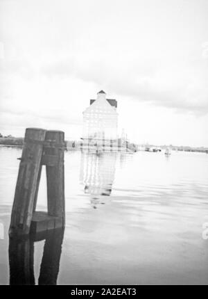 Blick auf den alten Getreidesilo im Hafen von Königsberg, Ostpreußen 1930er Jahre. Vista del vecchio magazzino di cereali a Koenigsberg Harbour, Prussia orientale 1930s. Foto Stock