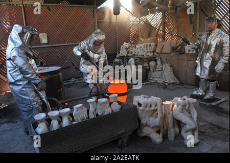 LOS ANGELES, CA. 21 gennaio 2011: la fusione del bronzo massiccio attore¨ statuette di essere assegnato in occasione della XVII annuale di Screen Actors Guild Awards nel gennaio 30th. Le statuette erano espressi in American Fine Arts Fonderia di Burbank, California. Ogni statuetta pesa 12 libbre e stand 16 centimetri di altezza. Essi attore è stato scolpito da Edward Saenz e progettato da Jim Helmann e Jim Barrett. © 2011 Paul Smith / Featureflash Foto Stock