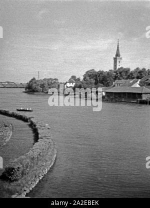 Blick auf das Dorf Nikolaiken in Masuren, Ostpreußen, 1930er Jahre. Vista del villaggio Nikolaiken in Masuria - Prussia Orientale, 1930s. Foto Stock