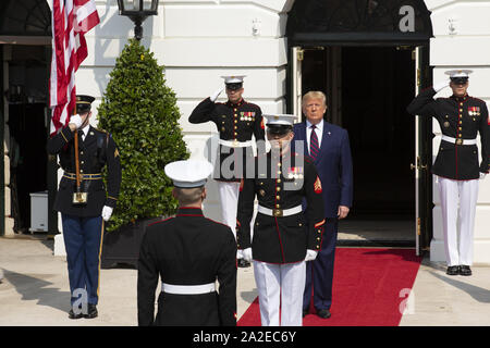 Washington DC, Stati Uniti d'America. 02oct, 2019. Washington, Distretto di Columbia, Stati Uniti d'America. 2 Ottobre, 2019. Il Presidente degli Stati Uniti, Trump saluta il presidente della Repubblica di Finlandia Sauli NiinistoÌˆ alla Casa Bianca di Washington, DC, Stati Uniti il 2 ottobre 2019. Credito: ZUMA Press, Inc./Alamy Live News Foto Stock