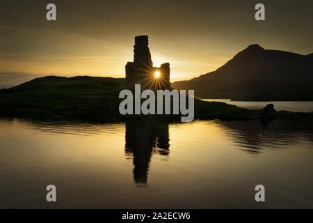 Il castello di Ardvreck riflessioni sul Loch Assynt nella luce del tramonto, Scozia Foto Stock