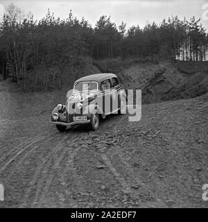 Ein Ford Eifel im Gelände bei einer Autorallye, Deutschland 1930er Jahre. Un modello Ford Eifel a un auto rallye, Germania 1930s. Foto Stock