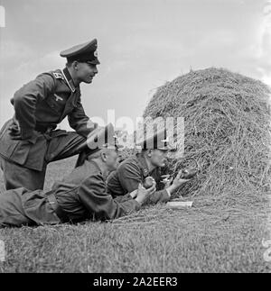 Zwei Rekruten der Luftwaffe der Wehrmacht mit ihrem Ausbilder und einer Brieftaube in der Heeres-Brieftauben-Anstalt, Berlin Spandau 1930er Jahre. Due reclute della Luftwaffe tedesca con la loro punta seargant ed un carrier pigeon, Berlin Spandau 1930s. Foto Stock