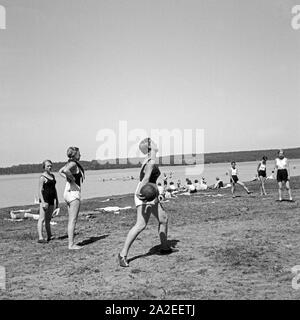 Mädchen beim Ballspiel Freizeitlager im der Deutschen Arbeitsfront in Altenhof am Werbellinsee nel Brandeburgo, 1930er Jahre. Le ragazze a giocare con una palla a piacere il camp di Deutsche Arbeitsfront in Altenhof, Brandeburgo, 1930s. Foto Stock