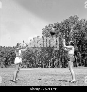 Mädchen beim Ballspiel Freizeitlager im der Deutschen Arbeitsfront in Altenhof am Werbellinsee nel Brandeburgo, 1930er Jahre. Le ragazze a giocare con una palla a piacere il camp di Deutsche Arbeitsfront in Altenhof, Brandeburgo, 1930s. Foto Stock