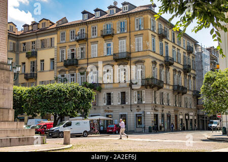 Eleganti edifici che circondano Piazza Savoia inTurin ,Italia Foto Stock
