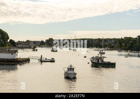 Kittery Maine - 12 Settembre 2019: piccole imbarcazioni ormeggiato a pier poco dopo l'alba Foto Stock