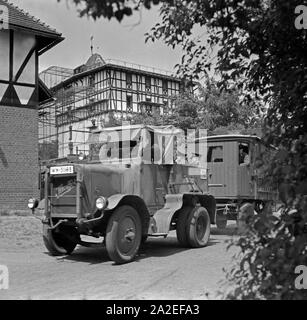 Ein Krauss Maffei Zivilschlepper zieht den mobilen Taubenschlag und die Soldaten der Heeres Brieftauben Anstalt durch Berlin Spandau, 1930er Jahre. Un Krauss Maffei carrello porta la colombaia mobile e i soldati torna alla Heeres Brieftauben Anstalt, 1930s. Foto Stock