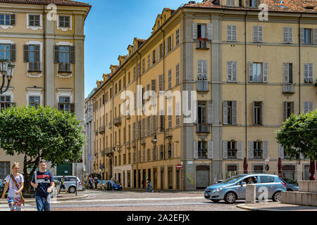 Eleganti edifici che circondano Piazza Savoia inTurin ,Italia Foto Stock