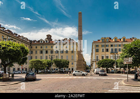 Eleganti edifici che circondano Piazza Savoia nel centro di HTE del quale è Obelisco alle Leggi Siccardi , Torino , Italia Foto Stock