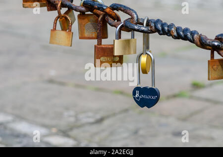 Amore si blocca all'Albert Dock, Liverpool. La recinzione catene sono piena di contrasti: vecchia arrugginita e nuovo di zecca lucchetti di diversa forma e dimensioni. Foto Stock