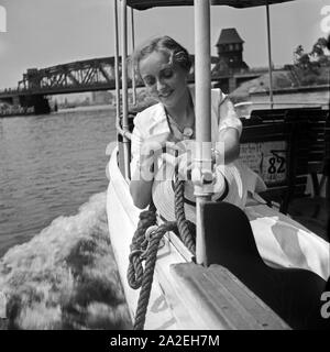 Eine junge Frau auf einer Rundfahrt auf der Spree a Berlino, Deutschland, 1930er Jahre. Una giovane donna su una escursione sul fiume Spree, Berlin, Germania 1930s. Foto Stock