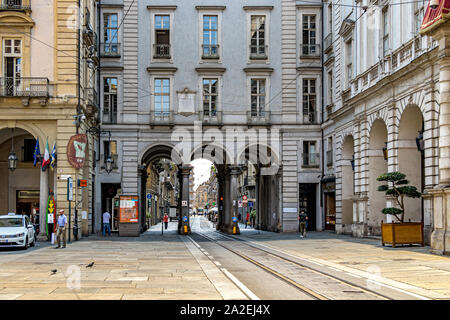 I portici sotto un edificio in via Milano,Torino, Italia Foto Stock