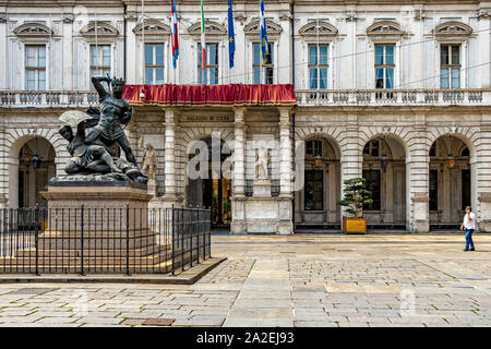 Il Palazzo Cívico che ospita la sede dell'amministrazione comunale in Piazza Palazzo di Città , Torino , Italia Foto Stock