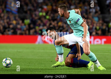 Barcellona, Spagna. 02oct, 2019. Luis Suarez del FC Barcellona e Milano Skriniar di Inter de Milan durante la partita FC Barcelona v Inter de Milan, della UEFA Champions League stagione 2019/2020, data 2. Stadio Camp Nou. Barcelona, Spagna, 02 ott 2019. Credito: PRESSINPHOTO/Alamy Live News Foto Stock