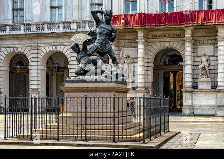 Il Palazzo Cívico che ospita la sede dell'amministrazione comunale in Piazza Palazzo di Città , Torino , Italia Foto Stock