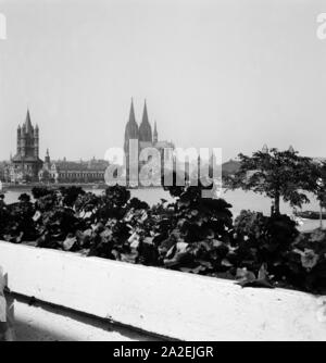 Blick auf die Stadtseite von Köln, von Deutz aus gesehen, 1930er Jahre Foto Stock