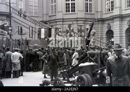 Zeremonie der Überreichung der Sarajevotafel als Kriegssouvenir im Zeughaus, Unter den Linden, Berlino, Deutsches Reich 1941. Cerimonia di presentazione della piastra di Sarajevo come un trofeo in armeria, Unter den Linden, Berlin, Germania 1941. Foto Stock