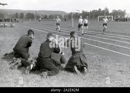 Scolari della NaPolA Naumburg in una competizione sportiva, Germania 1941 Foto Stock