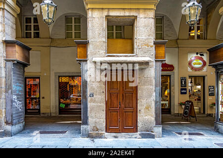 Una grande porta di legno in un supporto pietra vicino i portici di Via Palazzo di Città ,Torino,Italia Foto Stock
