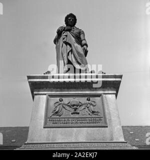 Das Schillerdenkmal auf dem Schillerplatz in Stoccarda, Deutschland 1930er Jahre. Monumento del poeta tedesco Friedrich Schiller a Schillerplatz square a Stuttgart, Germania 1930s. Foto Stock